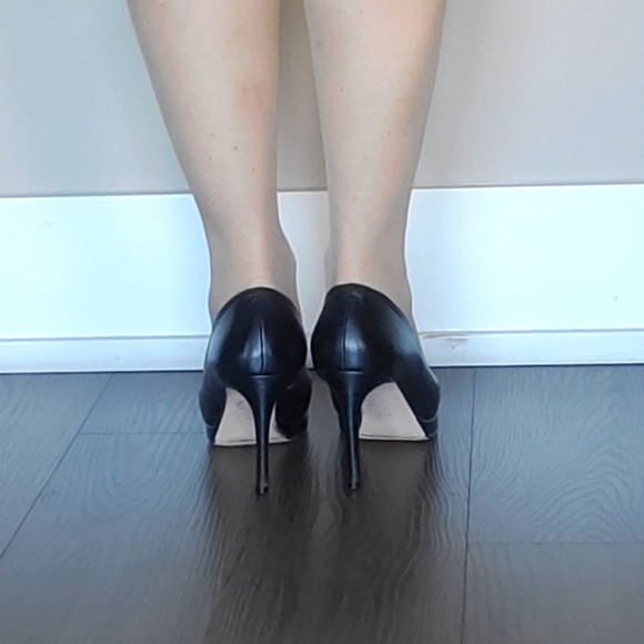 Stuart Weitzman All-Leather Classic Pumps ๐  - Picture 11 of 16